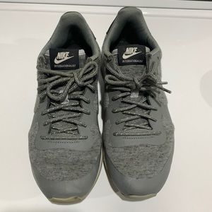Nike- Internationalist Grey Sneaker